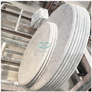 Mramorový bílý odkládací stolek